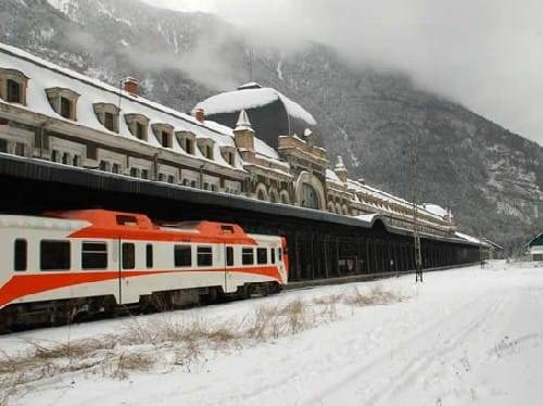 tren en la nieve en canfranc