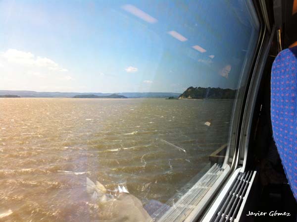 Viajando en tren junto al mar