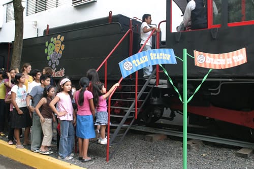 niños en tren